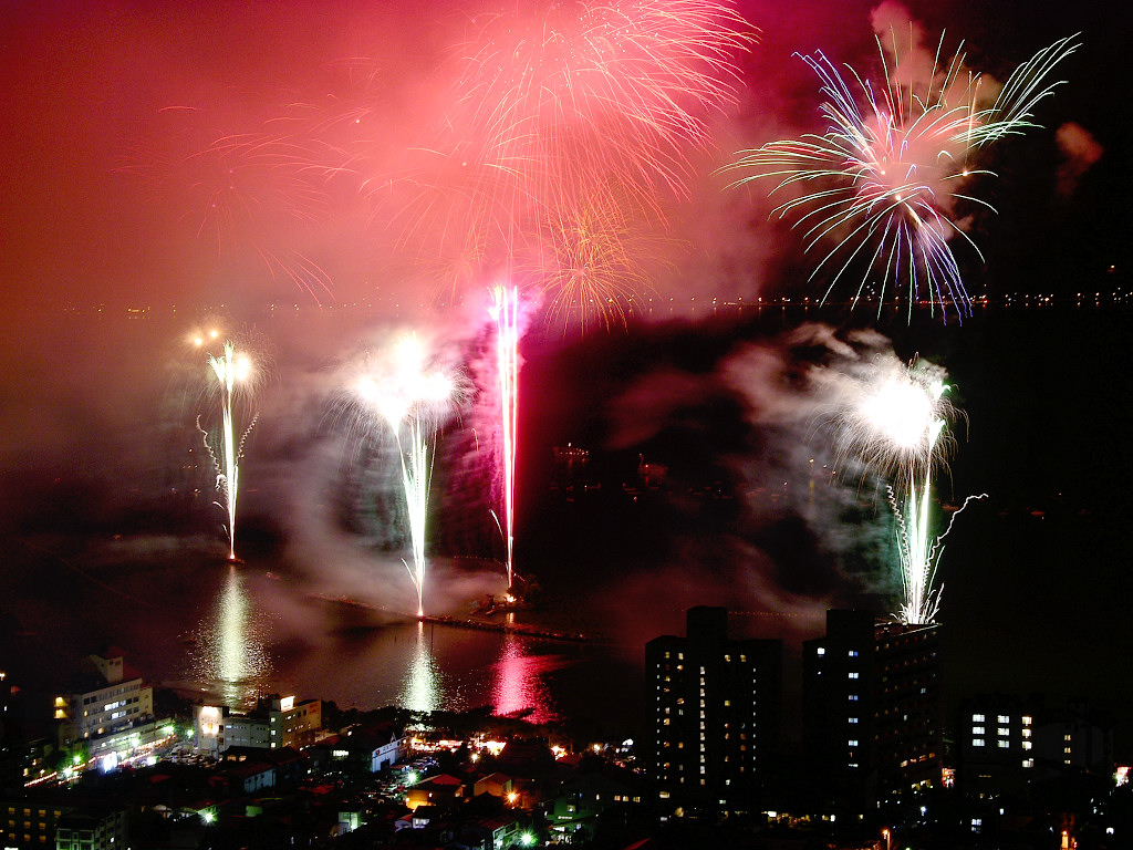 五颜六色的水上烟花夜景图片大全