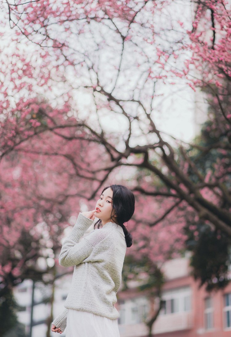 机车长腿模特化身洗车女郎诱惑写真