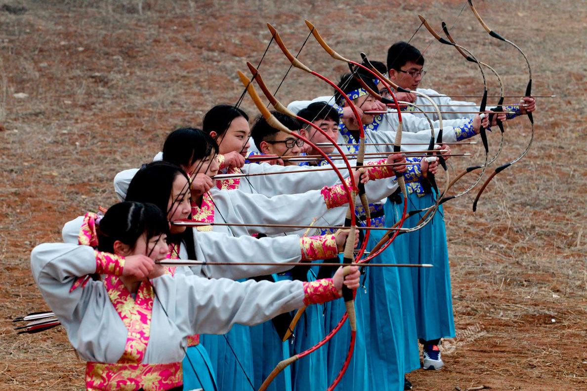 大学生身穿汉服举行户外射箭活动