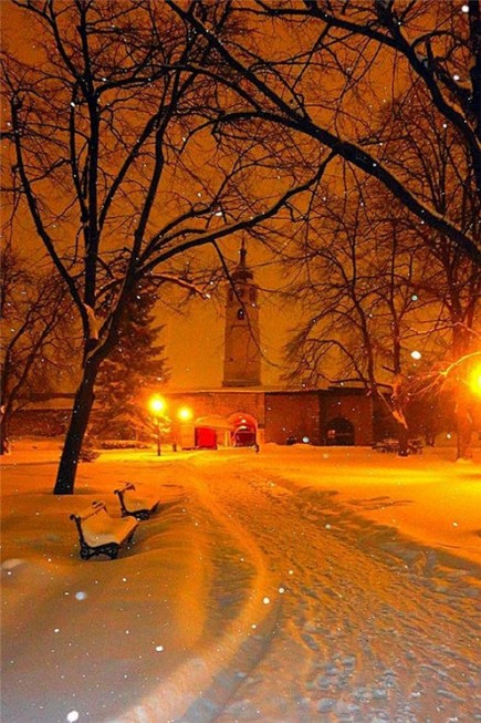 冬季昏黄路灯下唯美雪景意境图片