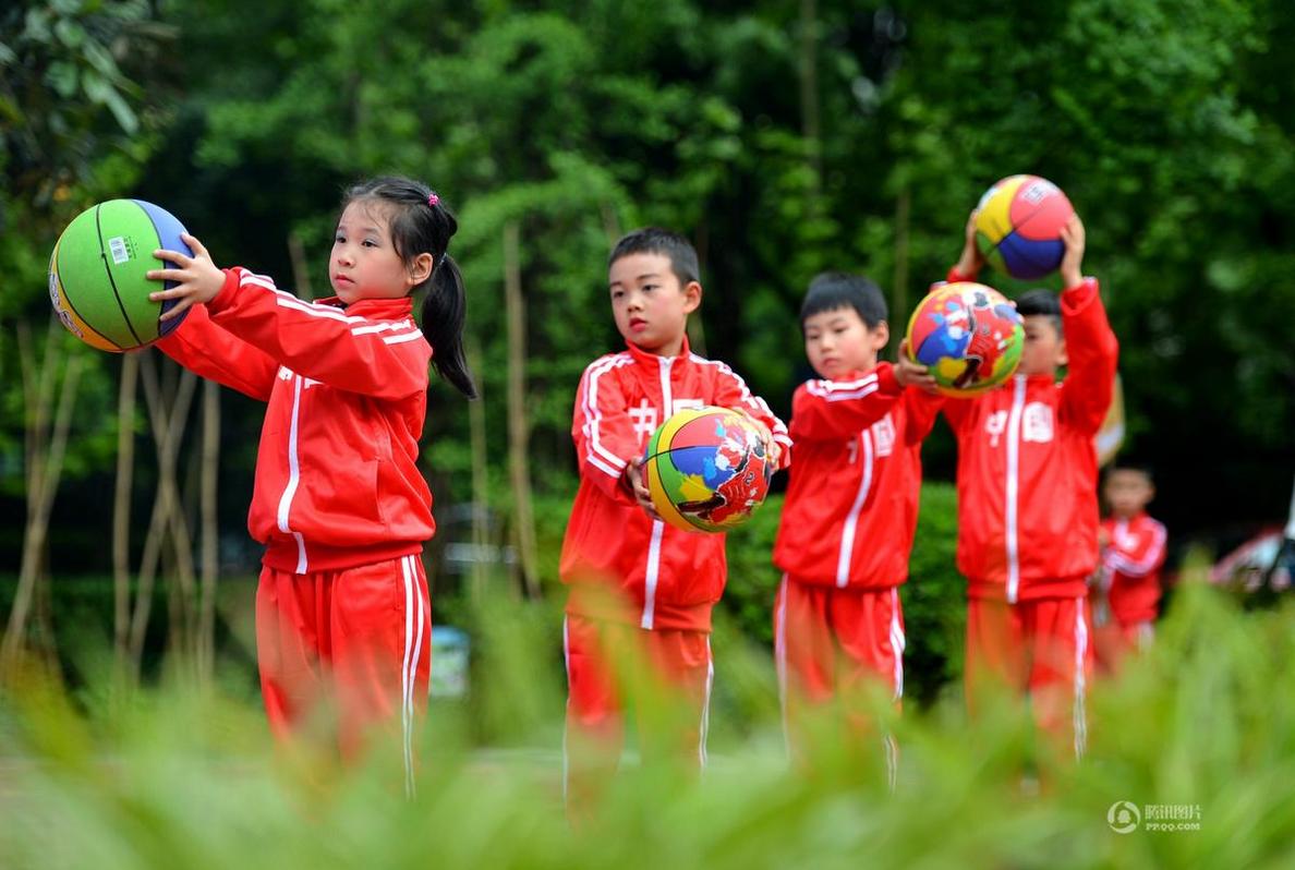 精选有意思的小学运动会奇趣图片