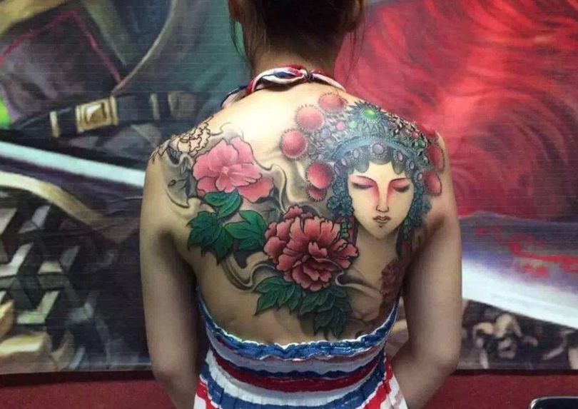 性感女生背部花旦满背3d纹身图案