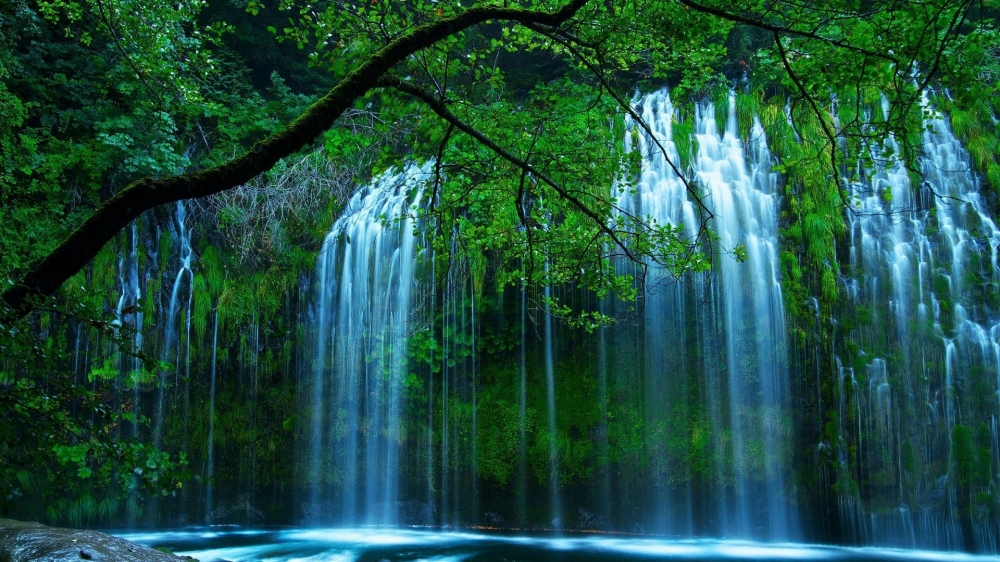 山间瀑布美丽壮观的大自然风景图片