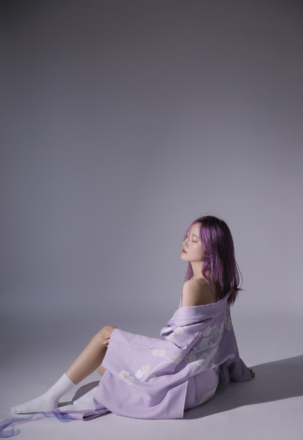紫发小姐姐性感香肩美腿诱惑和服写真