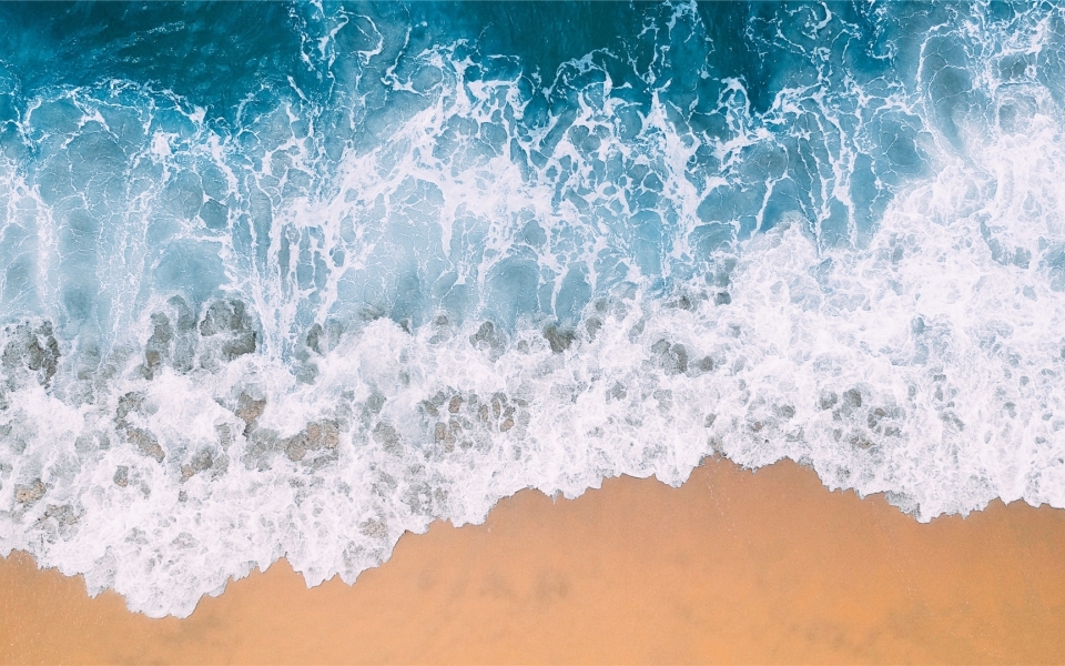 俯拍壮观的海洋沙滩风景壁纸图片