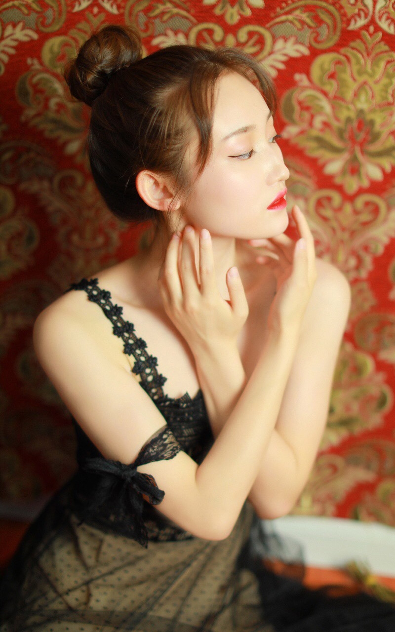 蕾丝美女雪白细腻肌肤热辣红唇图片 (2)