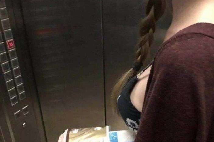 电梯里目测妹子胸部有e罩杯