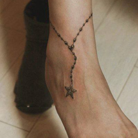 美女脚踝上黑色五角星脚链纹身图案